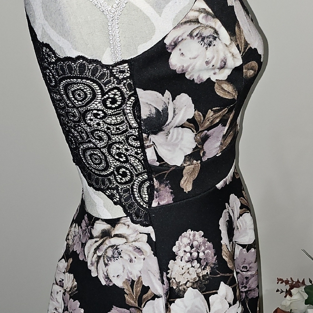 Windsor V-Neck Floral Dress - Picture 6 of 7